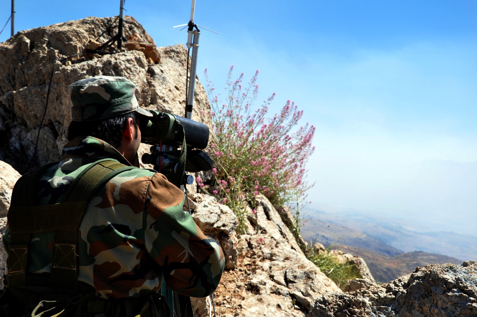 Офицер Сирийской армии ведет наблюдение в горах Латакии САА