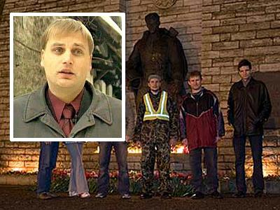 На фото Дмитрий Линтер и памятник Бронзовый солдат в Таллине