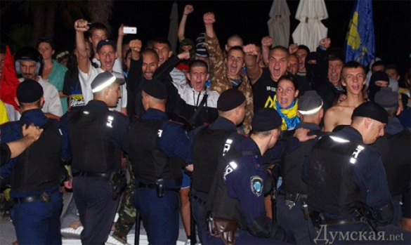 Одесская милиция разогнала активистов Майдана, пытавшихся сорвать концерт Ани Лорак (фото, видео) | Русская весна