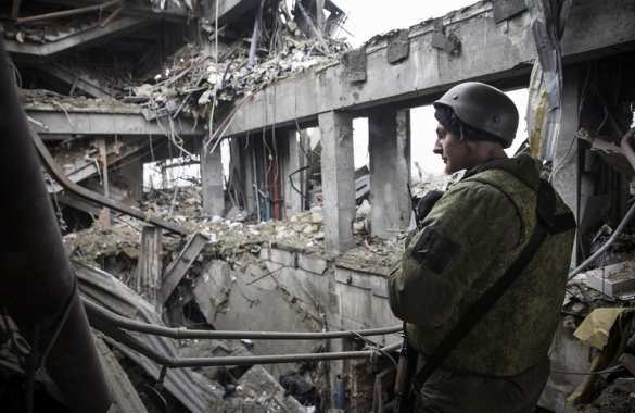 Volkswehr findet westliche Schusswaffen im Flughafen von Donezk | Русская весна