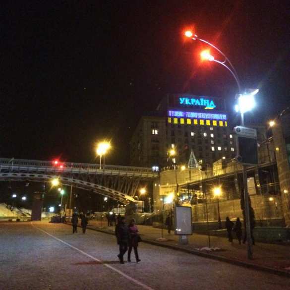 Шоу в стране дураков: аллея «красных фонарей», недосягаемая для яиц сцена и эксклюзивный проезд для ВИПов — впечатления от подготовки к годовщине Майдана (ФОТО) | Русская весна