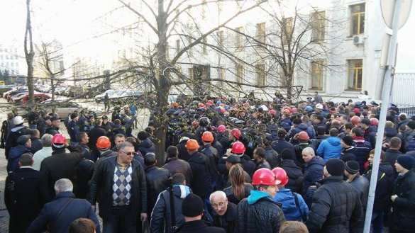 Тысяча шахтеров прорвала милицейский кордон у администрации президента Украины (ФОТО, +ВИДЕО) | Русская весна