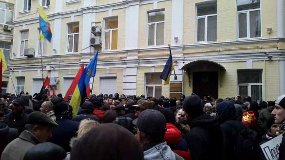 МОЛНИЯ: толпа с майдана ринулась на штурм печерского суда, где находится обвиняемый в убийстве боевик батальона «ОУН»(ФОТО) | Русская весна