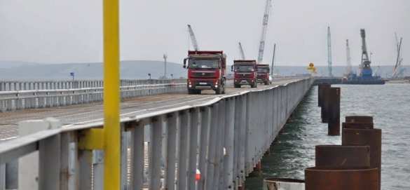 Грузовики пошли по первому (технологическому) мосту через Керченский пролив в сторону Крыма (ФОТО) | Русская весна