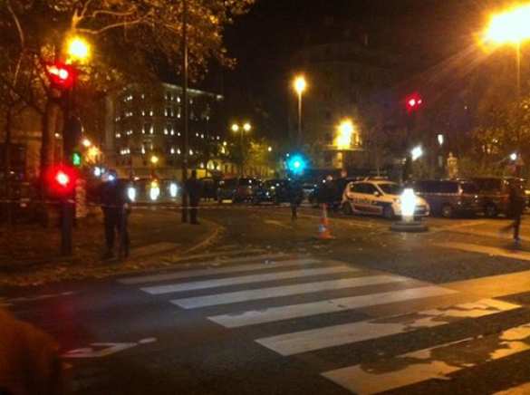 МОЛНИЯ: «Cлышу сильный стрелковый бой и взрывы в районе театра» — ополченец и постоянный автор «Русской Весны» передает из эпицентра событий в Париже (ФОТОРЕПОРТАЖ) | Русская весна