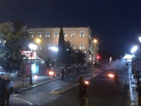 МОЛНИЯ: Элладомайдан в центре греческой столицы — вспыхнули массовые беспорядки, полицию забрасывают бутылками с зажигательно смесью (ФОТО) | Русская весна