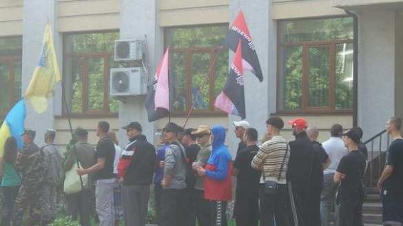 У администрации президента в Киеве фашисты напали на антивоенный митинг Женского движения Харькова (фото, видео) | Русская весна