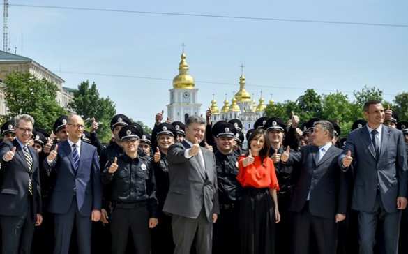 Яценюк: новая полиция будет иметь уважение граждан Украины за красивую форму и красивые глаза (ФОТО) | Русская весна