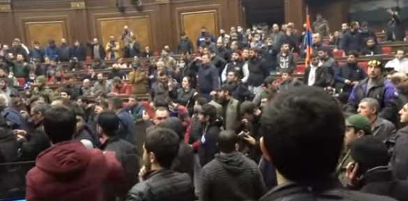 Армянский парламент захвачен: оппозиция требует отдать власть военным и отменить перемирие (+ФОТО, ВИДЕО) | Русская весна
