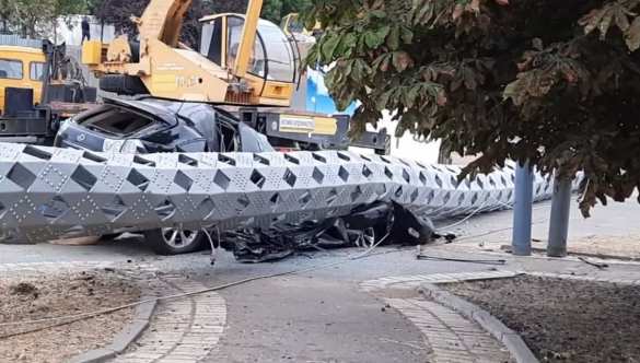 Знаки: самый высокий флагшток с «трызубцем» рухнул и раздавил иномарку в Херсоне (ФОТО, ВИДЕО) | Русская весна