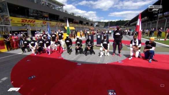 Русские встают на колени только перед Родиной, флагом и Богом: гонщик «Формулы-1» снова не поддался BLM (ФОТО) | Русская весна