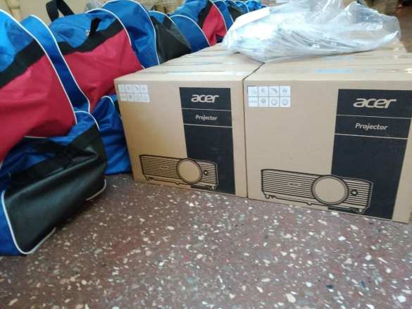 «Единая Россия» передала школам ДНР компьютерную технику и спортивный инвентарь (ФОТО) | Русская весна