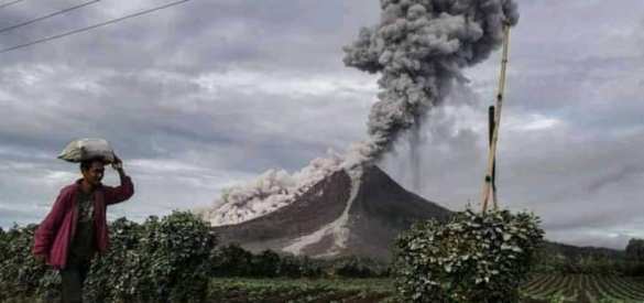 В Индонезии проснулся вулкан: впечатляющие фото (ФОТО, ВИДЕО) | Русская весна