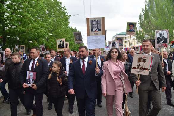 Глава ДНР возглавил многотысячное шествие «Бессмертного полка» в Донецке (ФОТО) | Русская весна