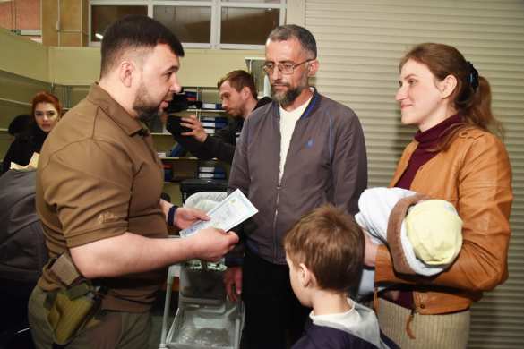 Глава ДНР вручил первое в Мариуполе свидетельство республиканского образца о рождении ребёнка | Русская весна