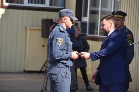 Глава ДНР вручил медали «За отвагу» спасателям, тушившим пожар на нефтебазе (ФОТО) | Русская весна