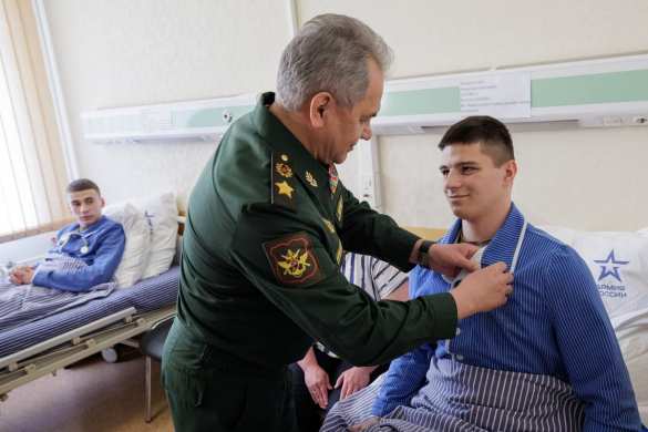 Шойгу вручил звёзды Героя России раненым участникам спецоперации на Украине (ФОТО) | Русская весна