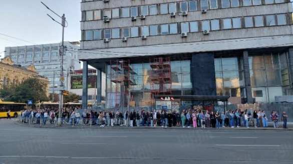 Транспортный коллапс в Киеве: из-за продолжающейся тревоги люди стоят в огромных очередях на транспорт (ФОТО, ВИДЕО) | Русская весна