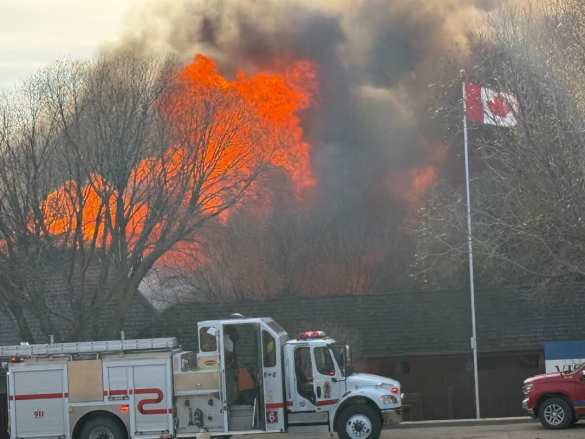 Знаки: в Канаде горит музей наследия украинской культуры (ФОТО) | Русская весна