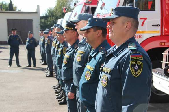 Глава ДНР вручил медали «За отвагу» спасателям, тушившим пожар на нефтебазе (ФОТО) | Русская весна