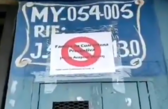 Дома COVID-больных начали помечать спецтабличками в одной из стран (ФОТО) | Русская весна