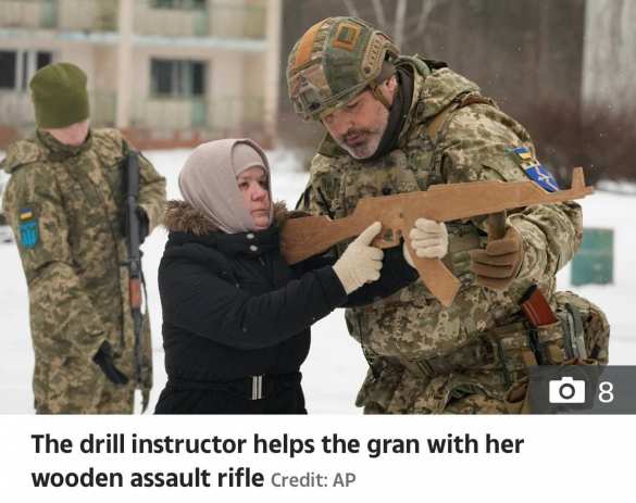 Зачем по украинскому ТВ показывают учения бабушек с деревянными автоматами? (ФОТО) | Русская весна