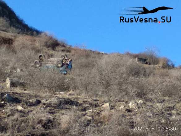 Страшная авария: УАЗ сорвался с обрыва на глазах российских военных в Карабахе (ФОТО) | Русская весна