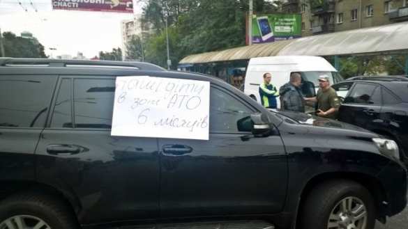 Пикет у резиденции Порошенко в Киеве уже идет, завтра обещают приехать нацгвардейцы из-под Иловайска с автоматами (фото) | Русская весна