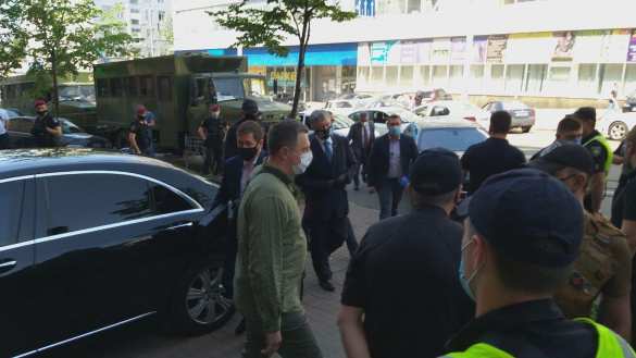 Балаган у Госбюро расследований: Порошенко наконец прибыл на допрос (ФОТО, ВИДЕО) | Русская весна