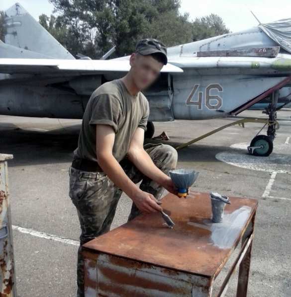 «Очумелые ручки» — пилоты украинских ВВС камуфлируют боевые самолеты кистями для покраски заборов (фото) | Русская весна