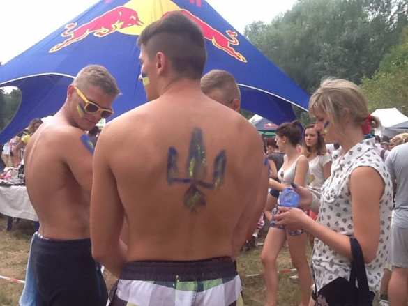 Фашизм побеждает там, где кончается совесть: в Киеве устроили праздник красок, на Донбассе льется кровь (фото, 18+) | Русская весна