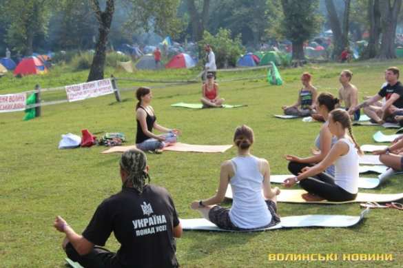 Пока украинская армия гибнет на Донбассе, свидомая молодежь отрывается на фестивале украинского духа Бандерштат под Луцком (фото, видео) | Русская весна