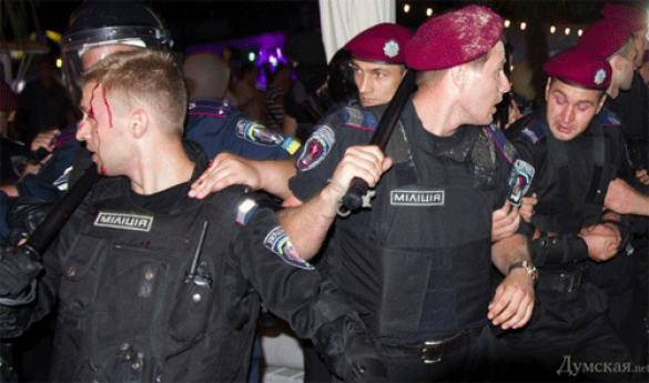 Одесская милиция разогнала активистов Майдана, пытавшихся сорвать концерт Ани Лорак (фото, видео) | Русская весна