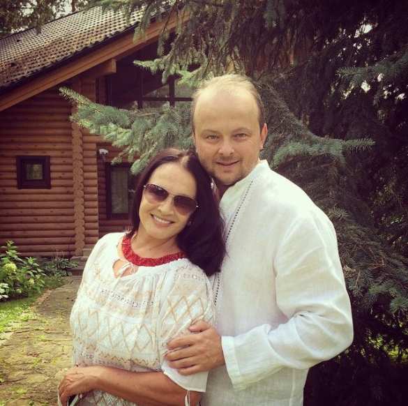 София Ротару встала под украинский флаг с лозунгом «Слава Украине!»  (фото) | Русская весна