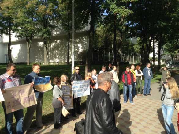 В знак протеста против так называемого «марша мира» жители центра Москвы вывесили в окнах флаги ДНР и ЛНР (фото, видео) | Русская весна