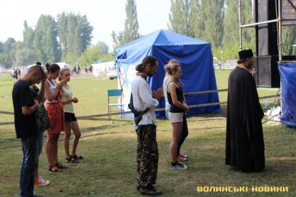 Пока украинская армия гибнет на Донбассе, свидомая молодежь отрывается на фестивале украинского духа Бандерштат под Луцком (фото, видео) | Русская весна