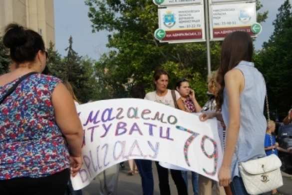 Пока матери десантников перекрывают центр города, в Николаеве сливают топливо с военных грузовиков Пока матери десантников перекрывают центр города, в Николаеве сливают топливо с военных грузовиков | Русская весна