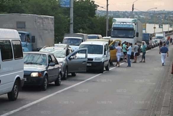 Пока матери десантников перекрывают центр города, в Николаеве сливают топливо с военных грузовиков Пока матери десантников перекрывают центр города, в Николаеве сливают топливо с военных грузовиков | Русская весна