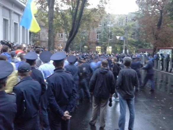 В Харькове участники митинга у консульства РФ забросали здание петардами (фото+видео)  | Русская весна