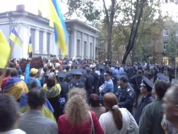 В Харькове участники митинга у консульства РФ забросали здание петардами (фото+видео)  | Русская весна