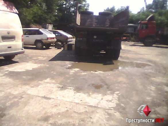 Пока матери десантников перекрывают центр города, в Николаеве сливают топливо с военных грузовиков Пока матери десантников перекрывают центр города, в Николаеве сливают топливо с военных грузовиков | Русская весна