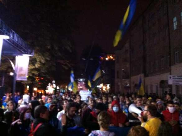 В Харькове участники митинга у консульства РФ забросали здание петардами (фото+видео)  | Русская весна
