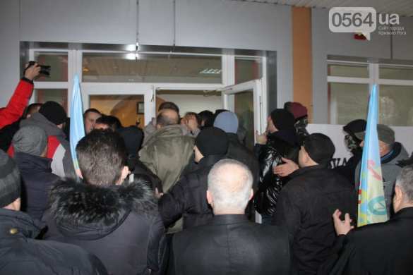 Война олигархов: под видом профсоюзов люди Коломойского захватили офис компании Ахметова (фото, видео) | Русская весна