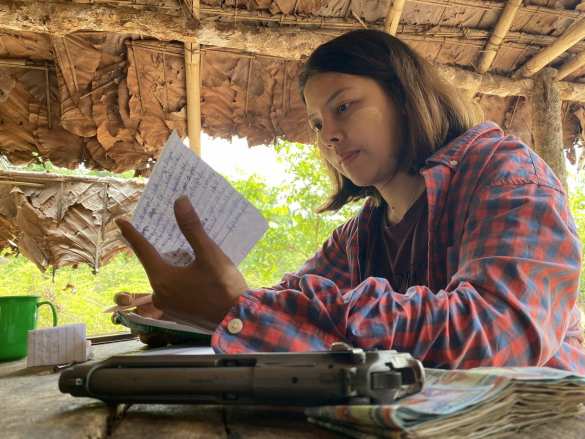 Королева красоты ушла к повстанцам и с автоматом в руках сражается против военной хунты (ФОТО) | Русская весна