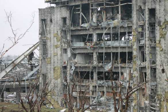 Над донецким аэропортом развеваются флаги армии Новороссии (видео Г.Филлипса) | Русская весна