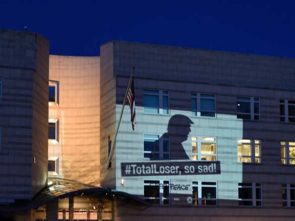 «Полный лузер» — силуэт Трампа спроецировали на посольство США в Берлине (ФОТО) | Русская весна