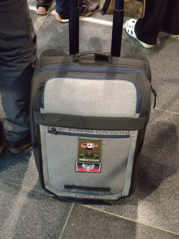 «Зрада» в немецком аэропорту: украинцы шокированы символикой ДНР у «американца-сепаратиста» (ФОТО) | Русская весна