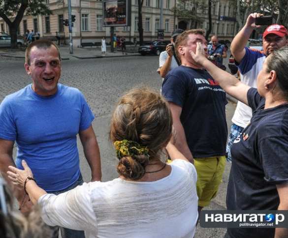 Одесса, 5 августа: снова митинги и столкновения, активисты Антимайдана рвут на свидомых антипутинские майки (фото, видео) | Русская весна