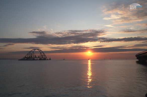 Автодорожную арку Крымского моста вывели на фарватер (+ВИДЕО, ФОТО) | Русская весна