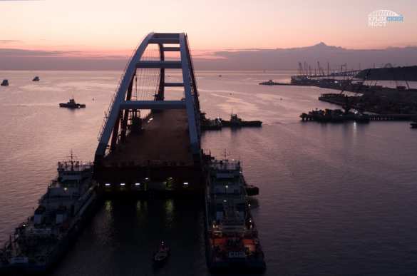 Автодорожную арку Крымского моста вывели на фарватер (+ВИДЕО, ФОТО) | Русская весна